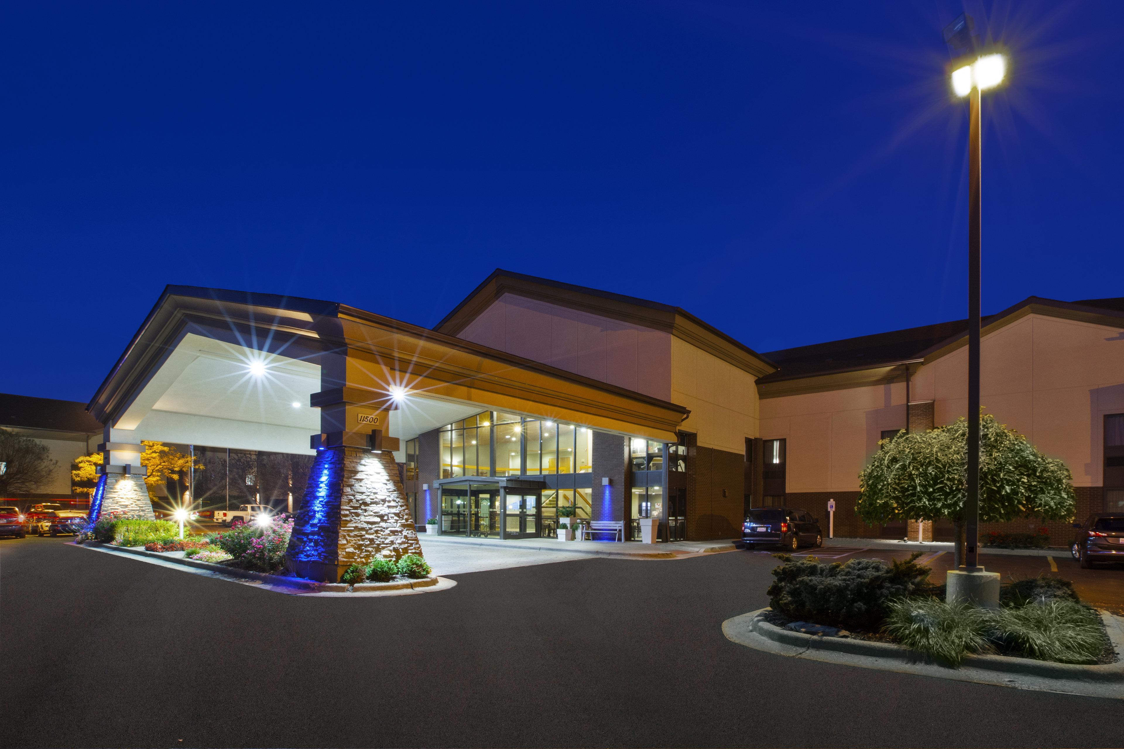Holiday Inn Express Detroit-Warren/General Motors Technology Center By Ihg Exterior foto